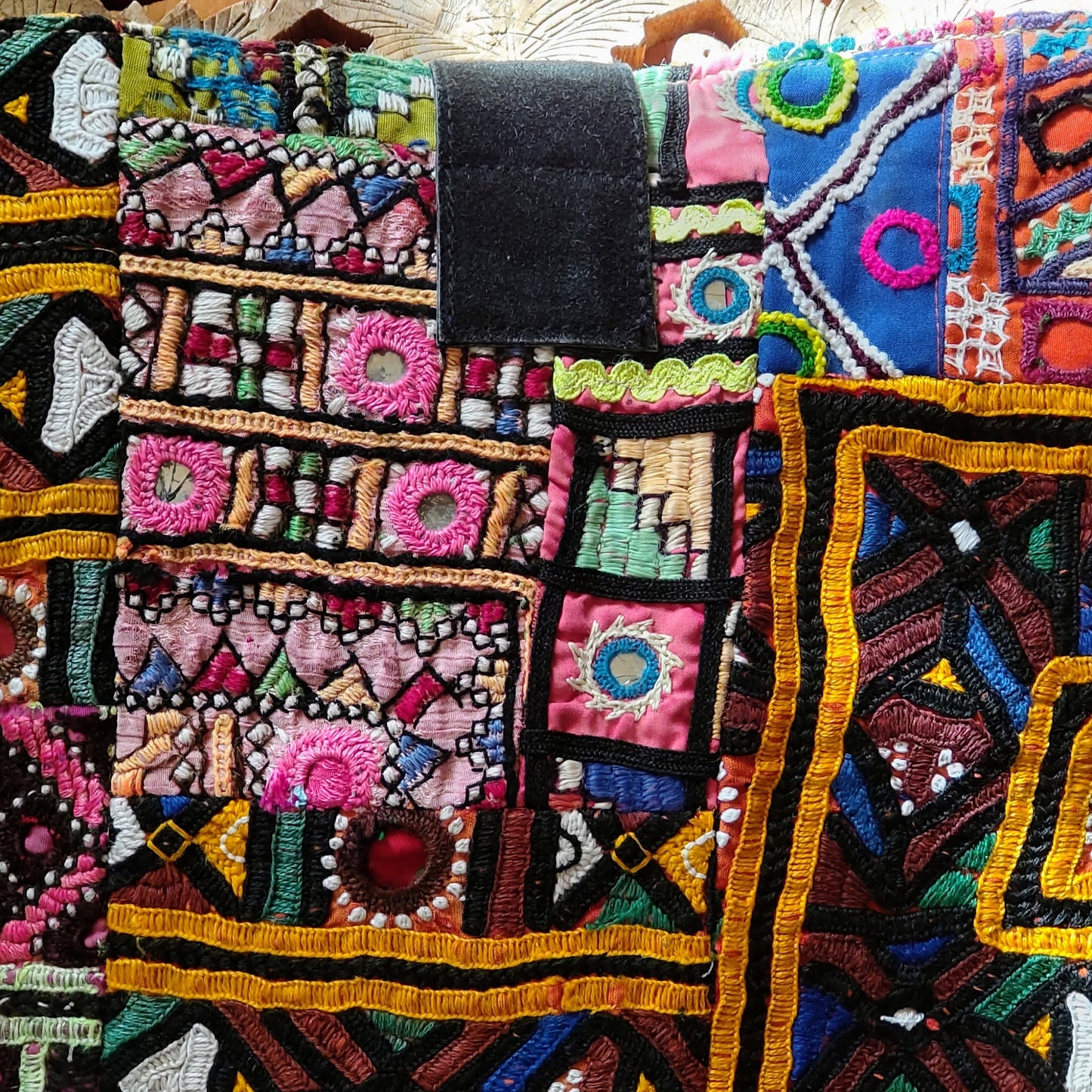 BMS-45 ピンク系マルチカラー黒スウェードミラー刺繍エスニックショルダーバッグ(M)