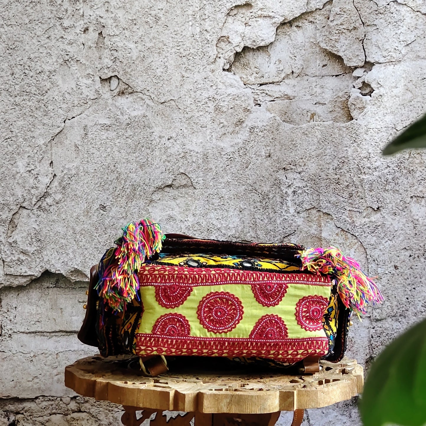 BMB-64a イエロー系xマルチカラータッセルミラーワーク刺繍エスニックリュック(M)