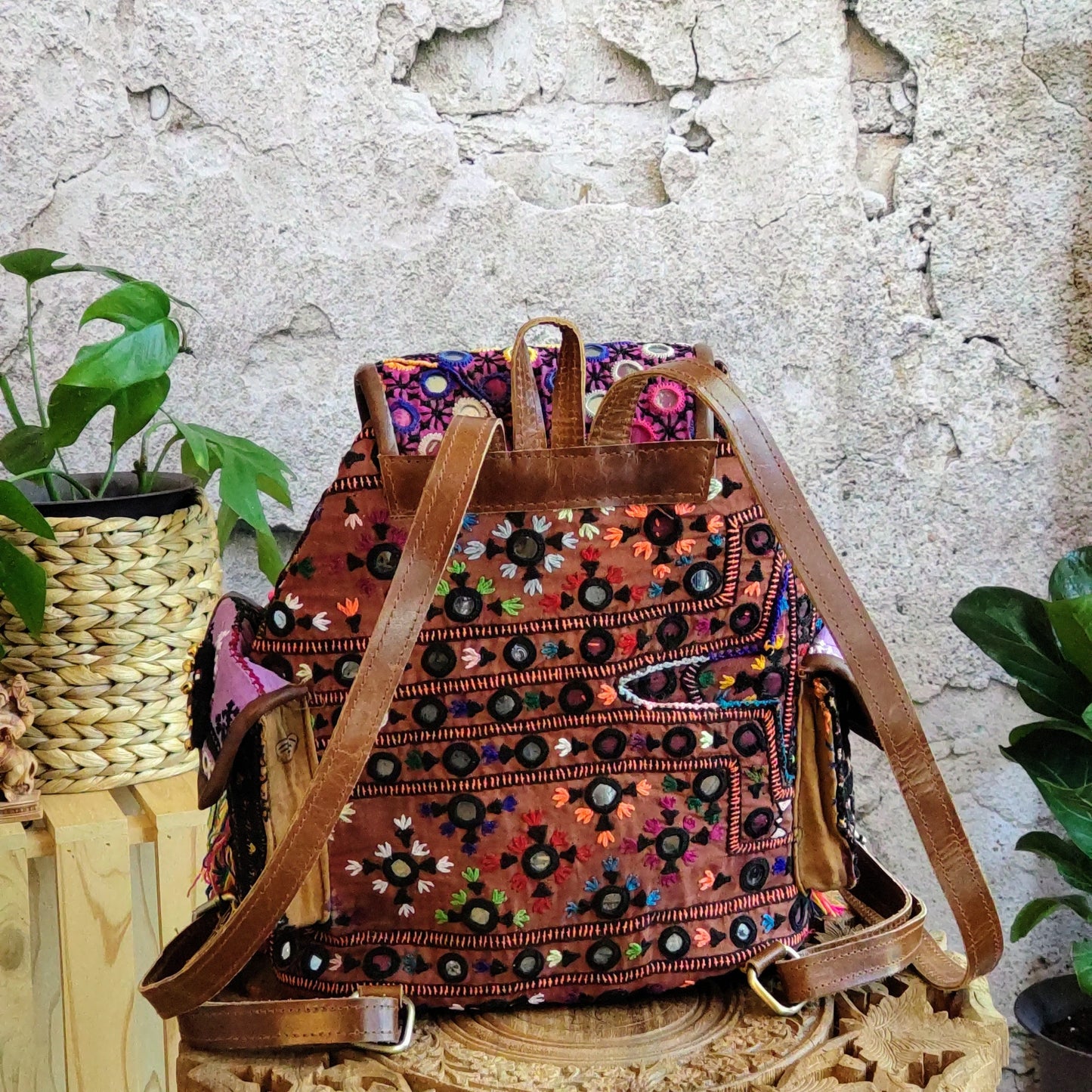 BMB-64c パープル系xマルチカラータッセルミラーワーク刺繍エスニックリュック(M)