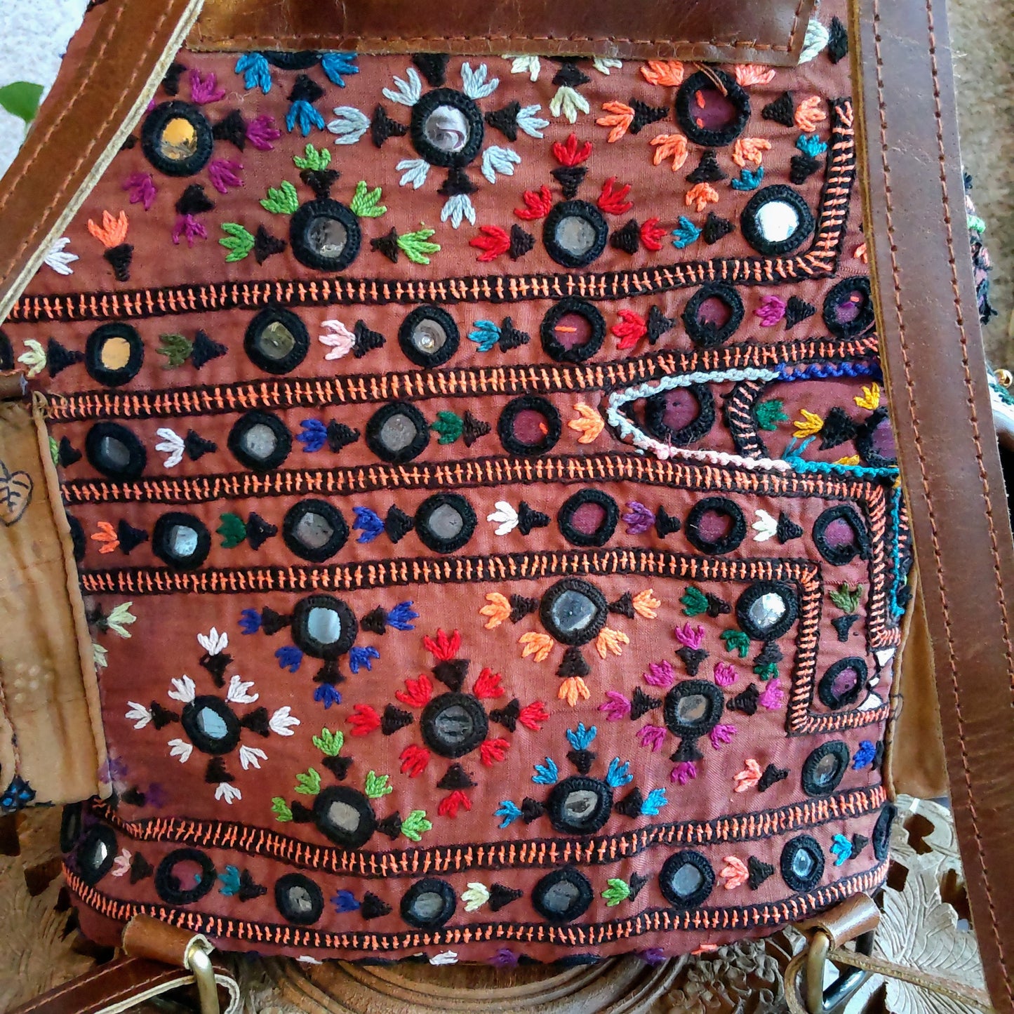 BMB-64c パープル系xマルチカラータッセルミラーワーク刺繍エスニックリュック(M)
