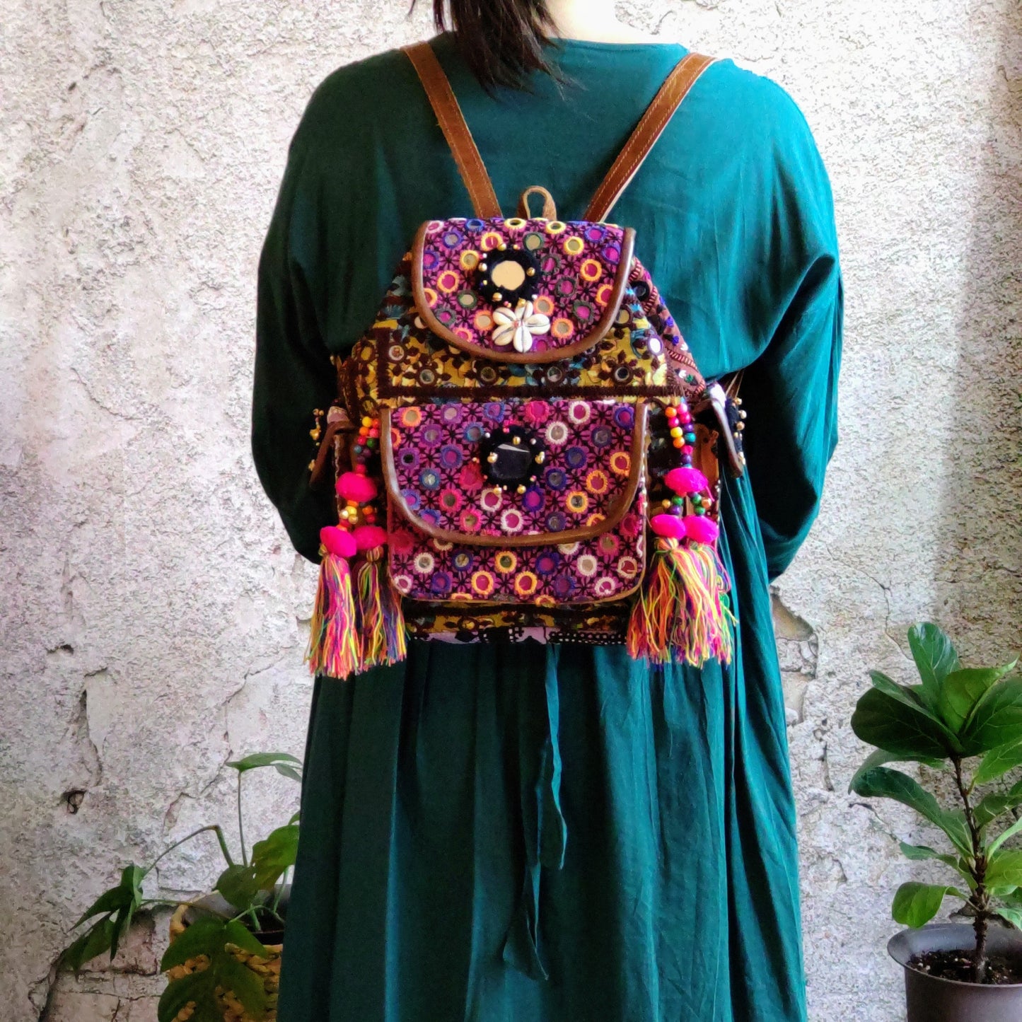 BMB-64c パープル系xマルチカラータッセルミラーワーク刺繍エスニックリュック(M)