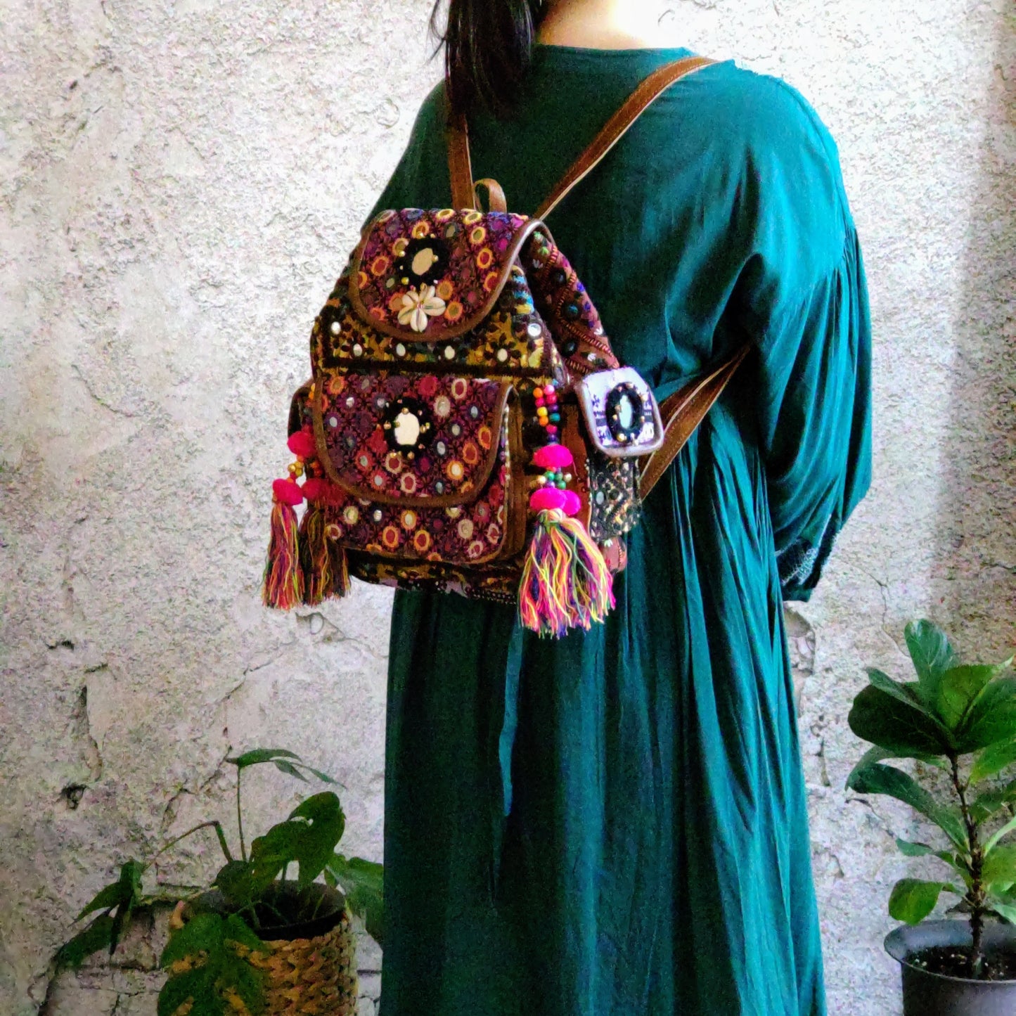 BMB-64c パープル系xマルチカラータッセルミラーワーク刺繍エスニックリュック(M)
