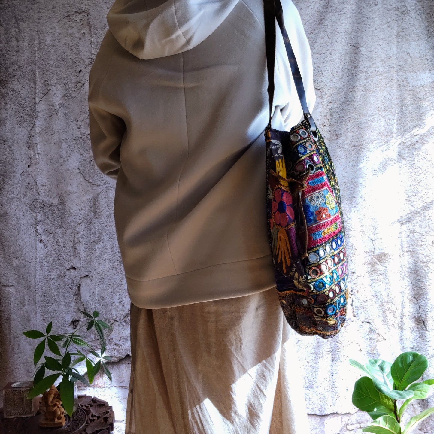 BLT-81b レザーハンドルミラー刺繍エスニックトートバッグ(L)