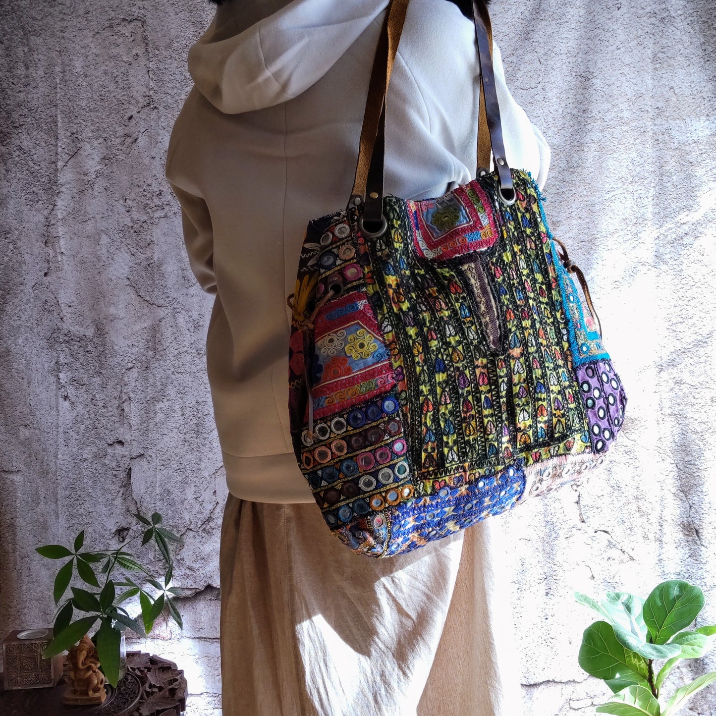 BLT-81b レザーハンドルミラー刺繍エスニックトートバッグ(L)