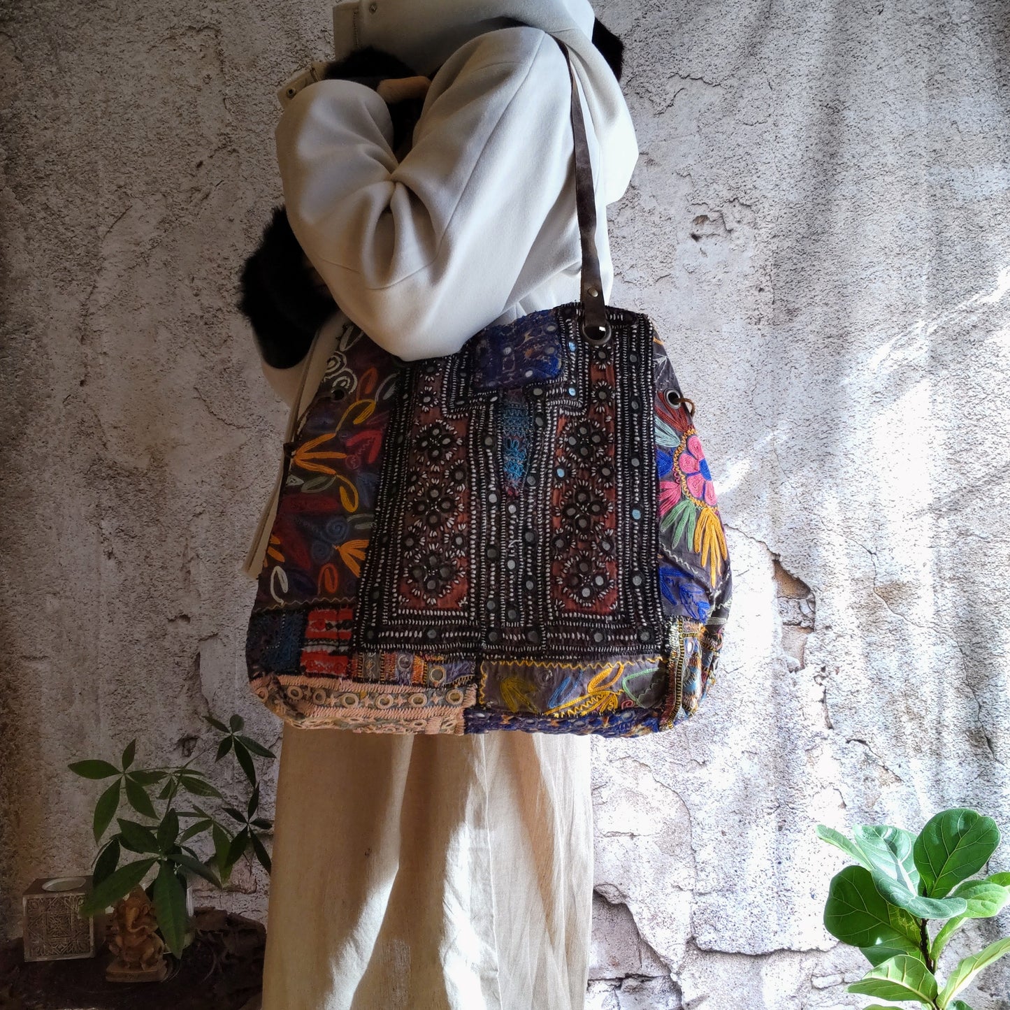 BLT-81b レザーハンドルミラー刺繍エスニックトートバッグ(L)