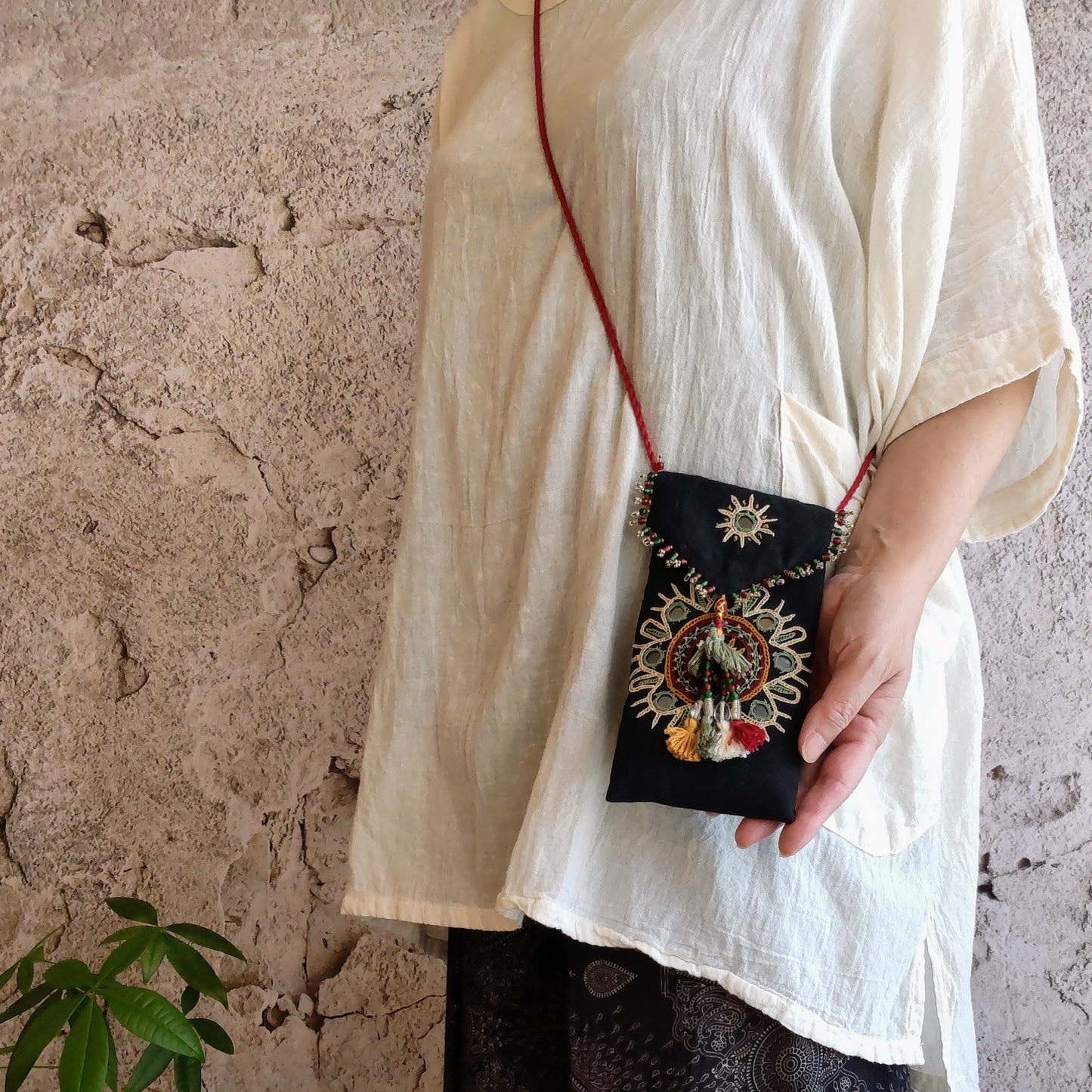 RP-112a ラバリ刺繍スマホポーチ