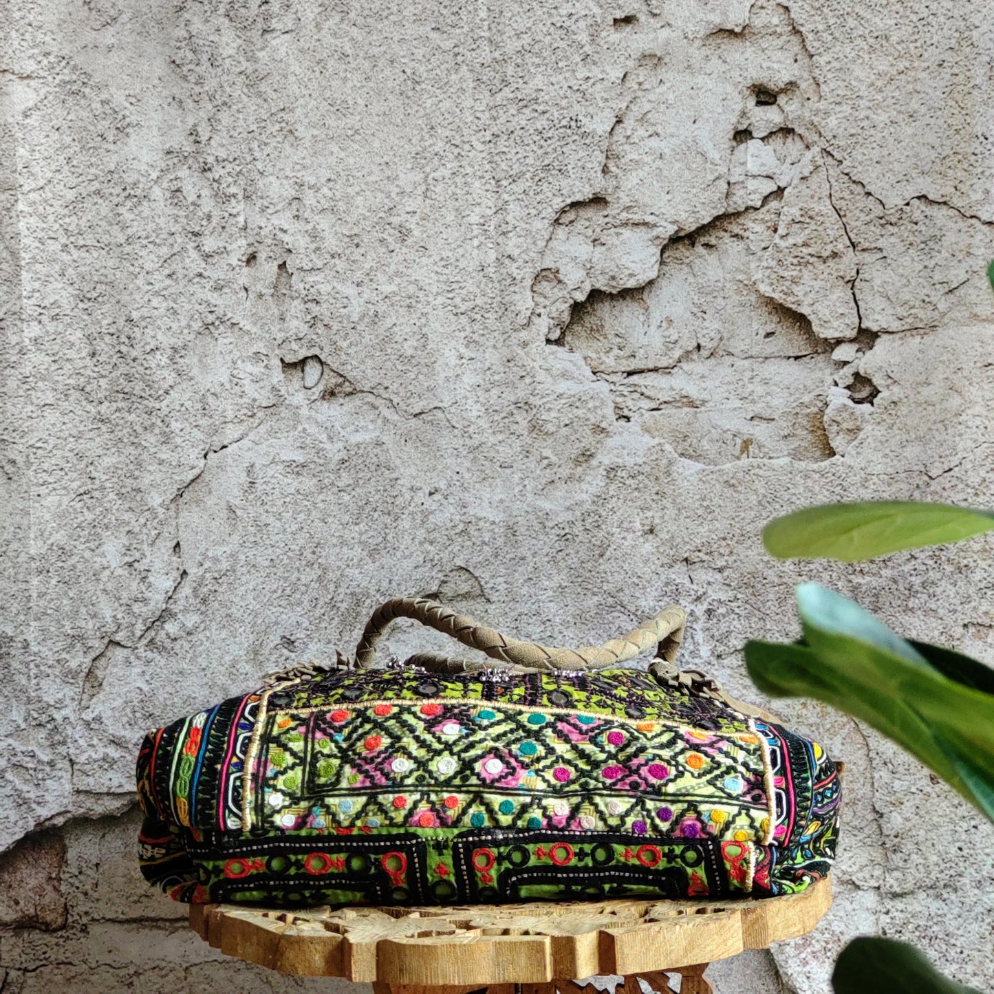 BLT63bグリーン系マルチカラーベージュレザーハンドルエスニックバッグ(L)