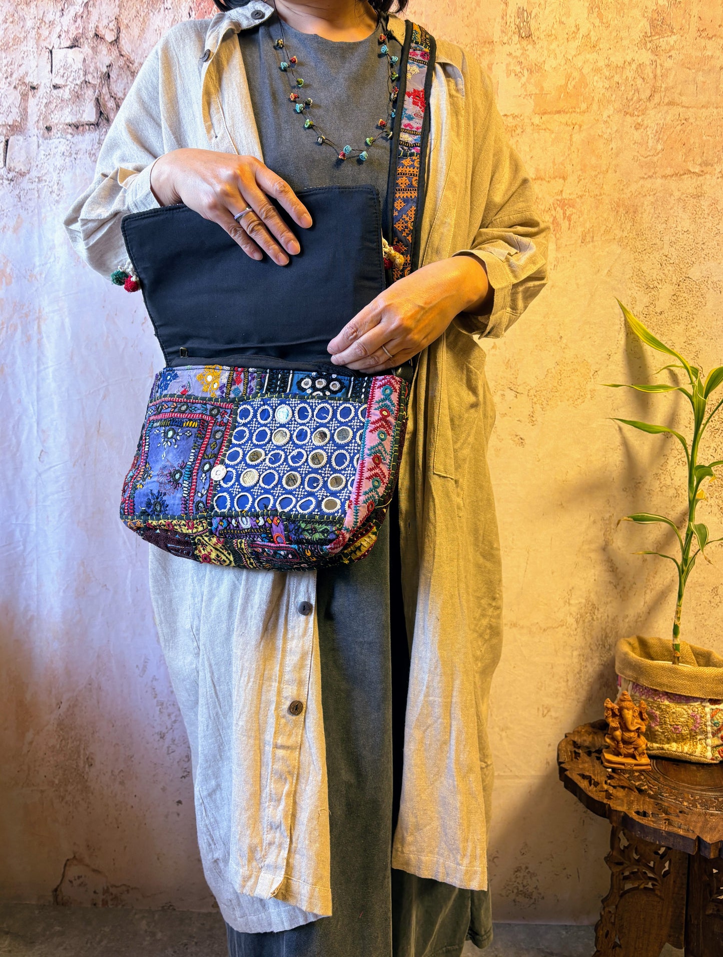 NSM-137e【宙綴(そらつづり)】 ミラー刺繍エスニックフラップショルダーバッグ(M)