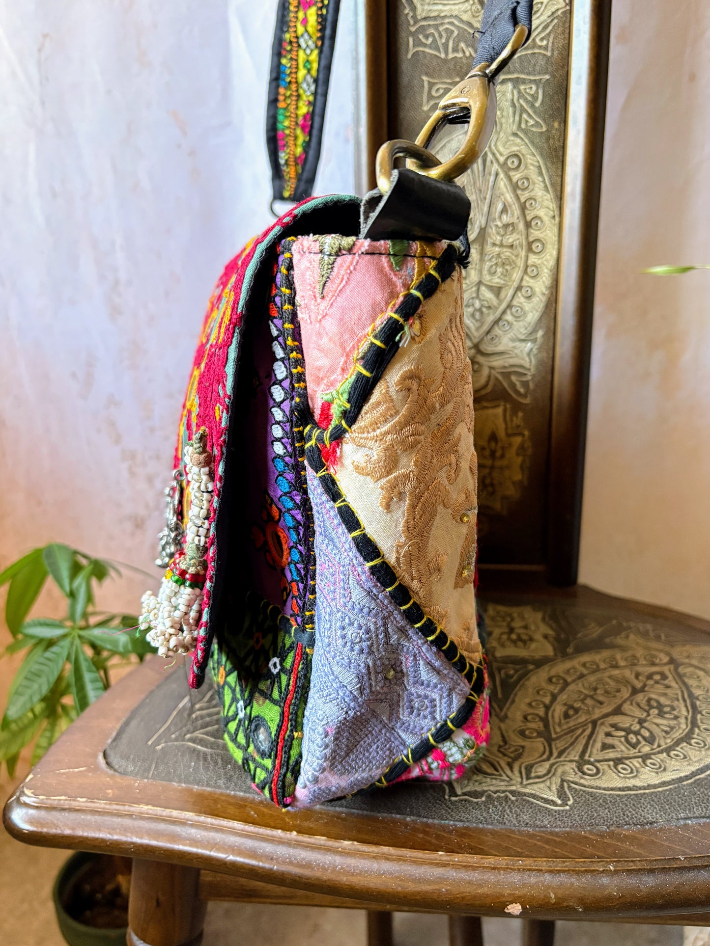 NSM-137d【燈華(とうか)】ミラー刺繍エスニックフラップショルダーバッグ(M)