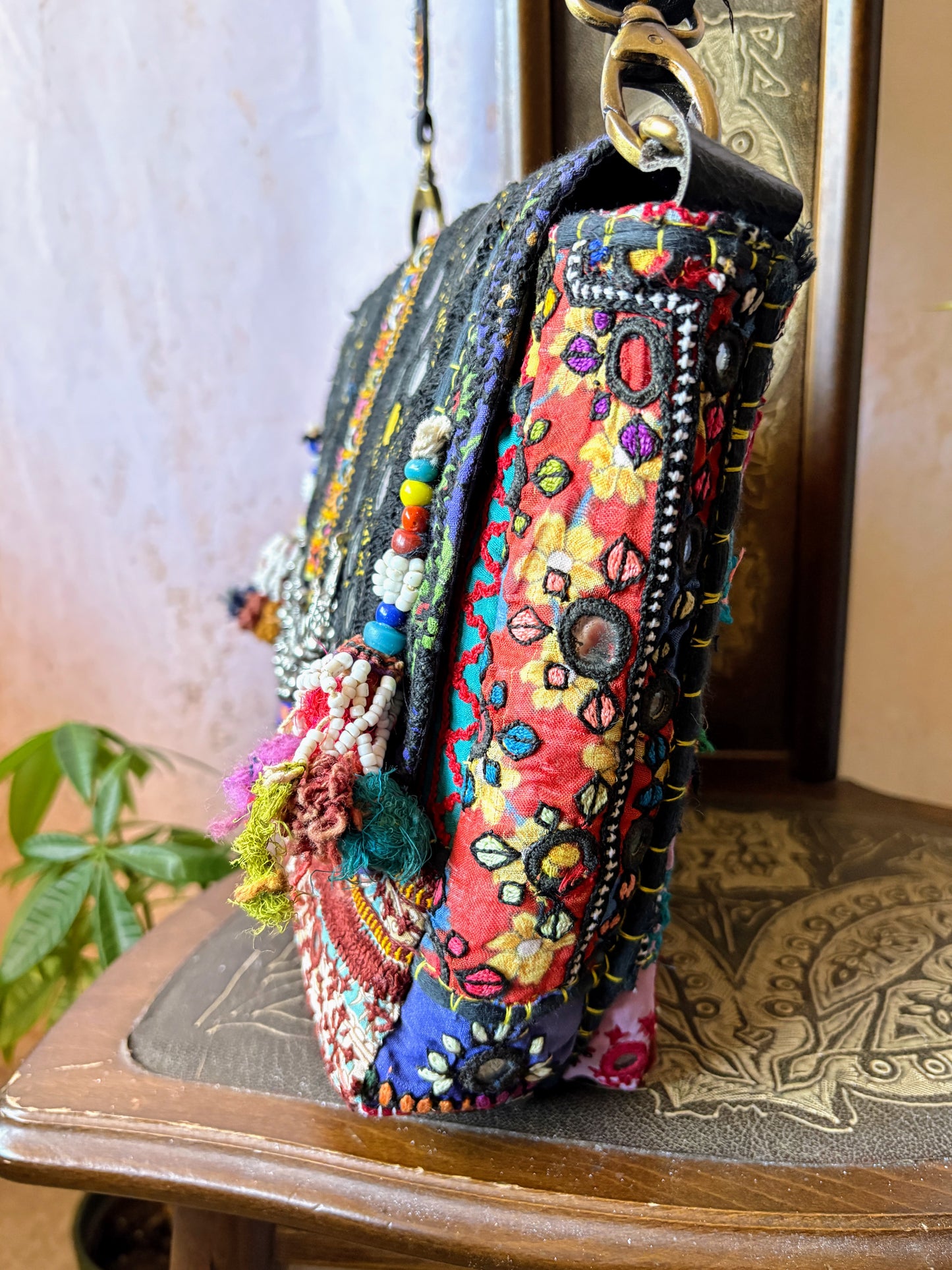 NSM-137g【夜綴】ミラー刺繍エスニックフラップショルダーバッグ(M)