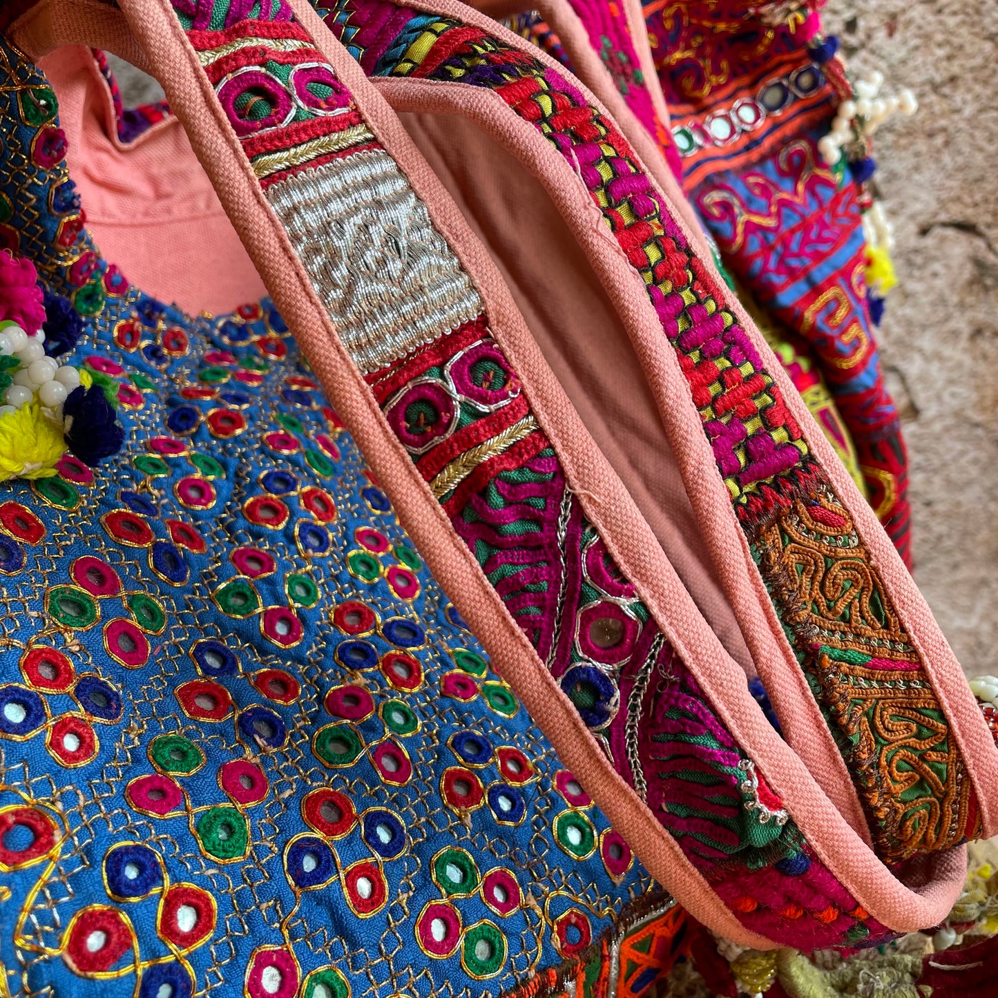 BLT-13 ブルーxレッドブレスレット風ポンポン付きエスニックトートバッグ(L)