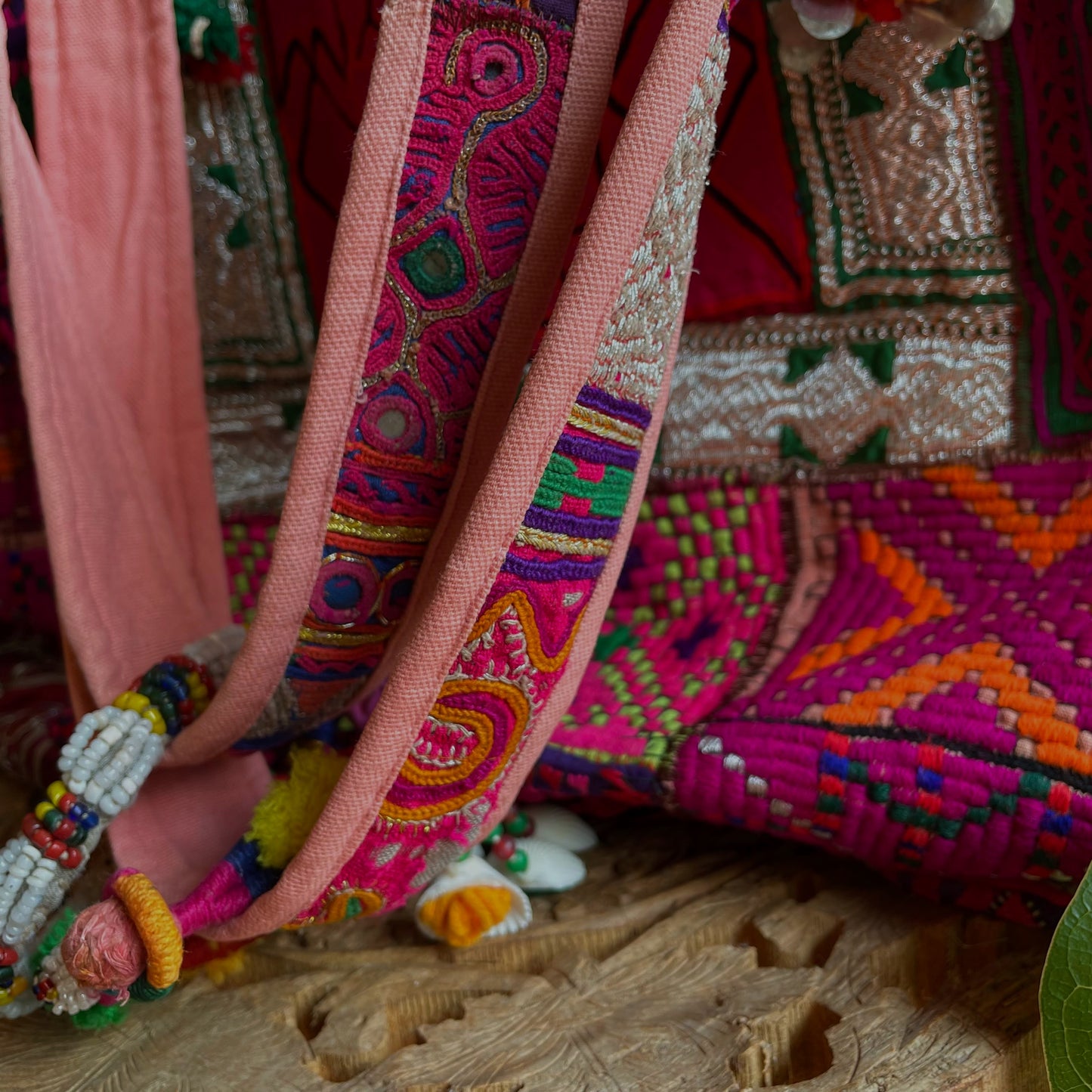 BLT-11 レッド系マルチカラーシェルポンポン付きエスニックトートバッグ(L)