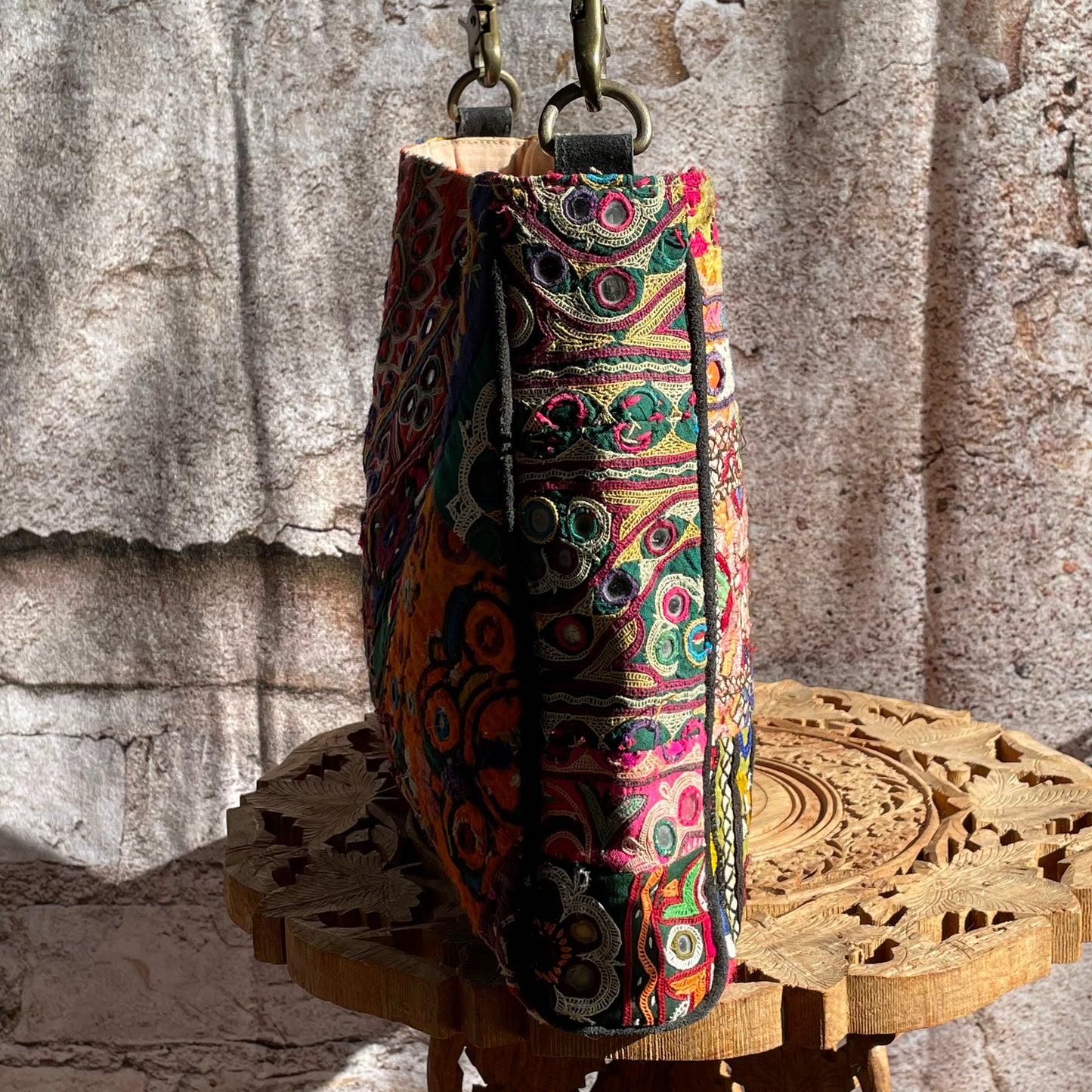 BMS-35 マルチカラーx黒スウェードお花ミラー刺繍エスニックショルダーバッグ(M)