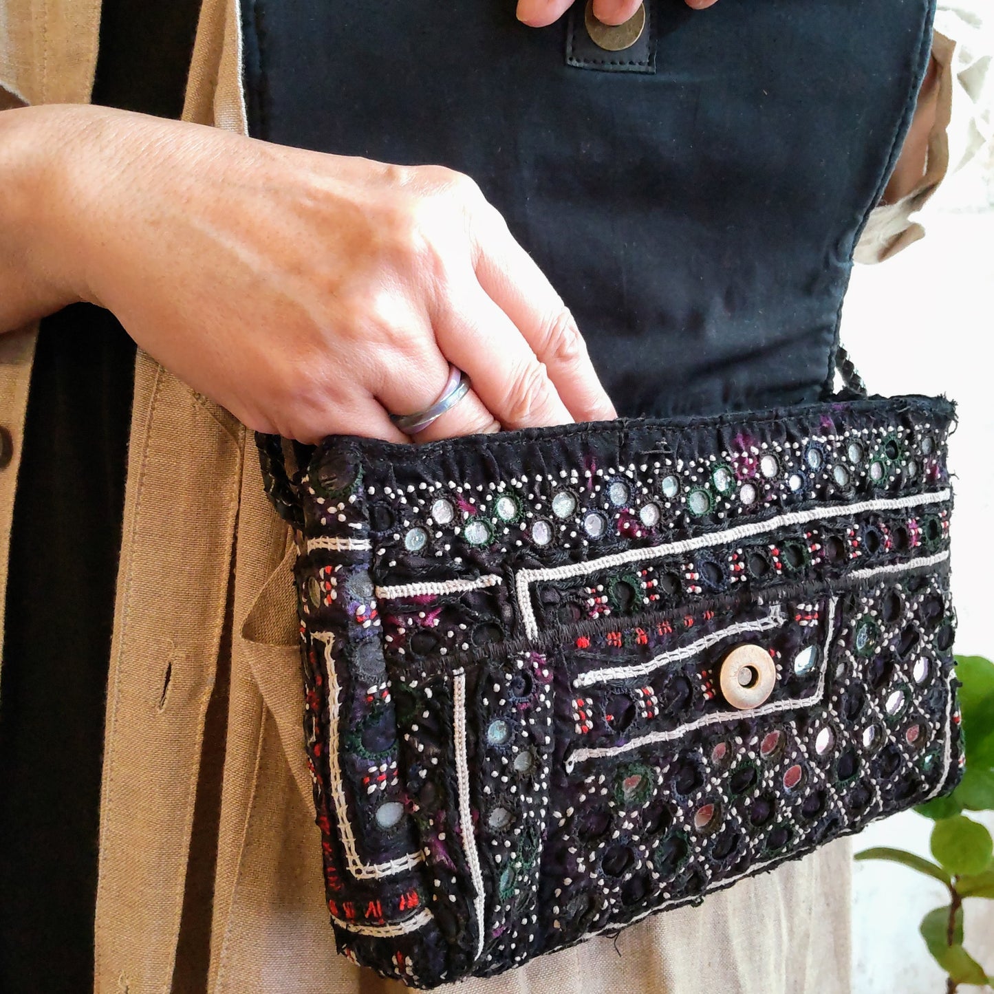 BSS-111c ブラックミラー刺繍エスニックショルダーバッグ(S)