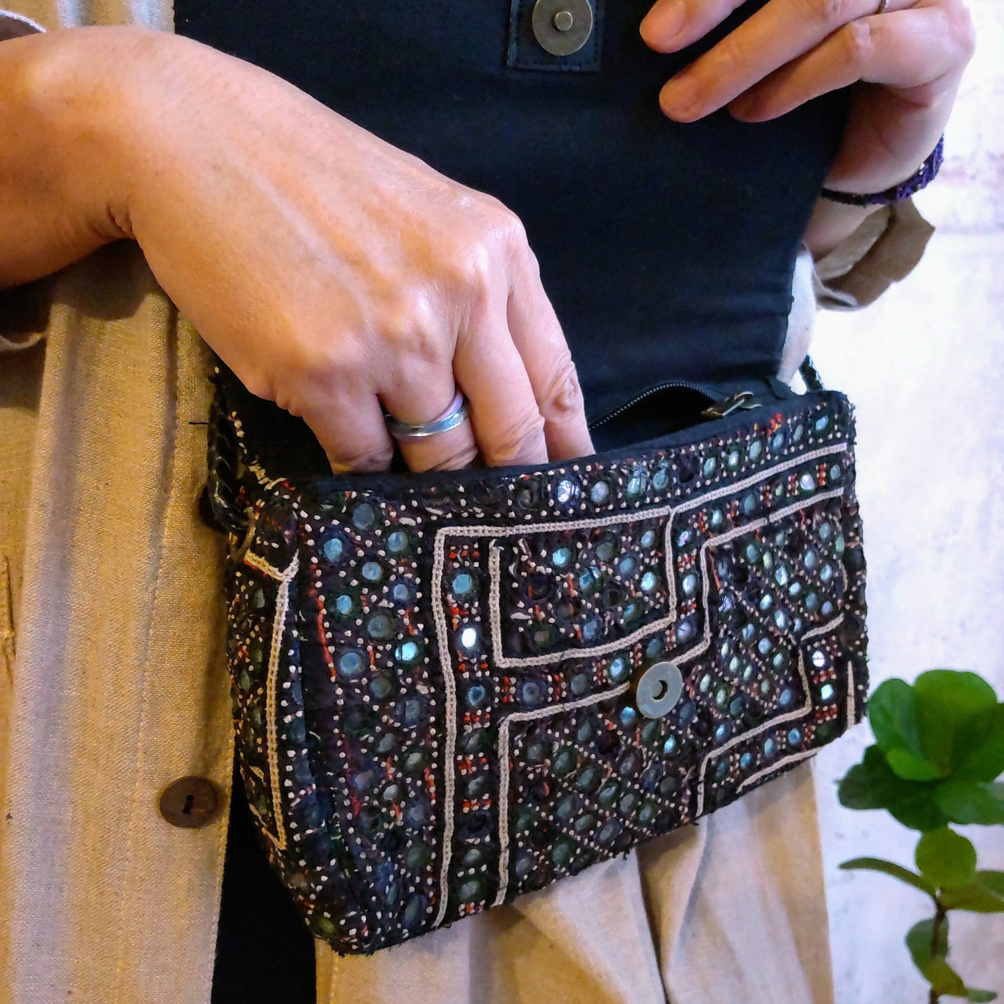 BSS-111b ブラックミラー刺繍エスニックショルダーバッグ(S)