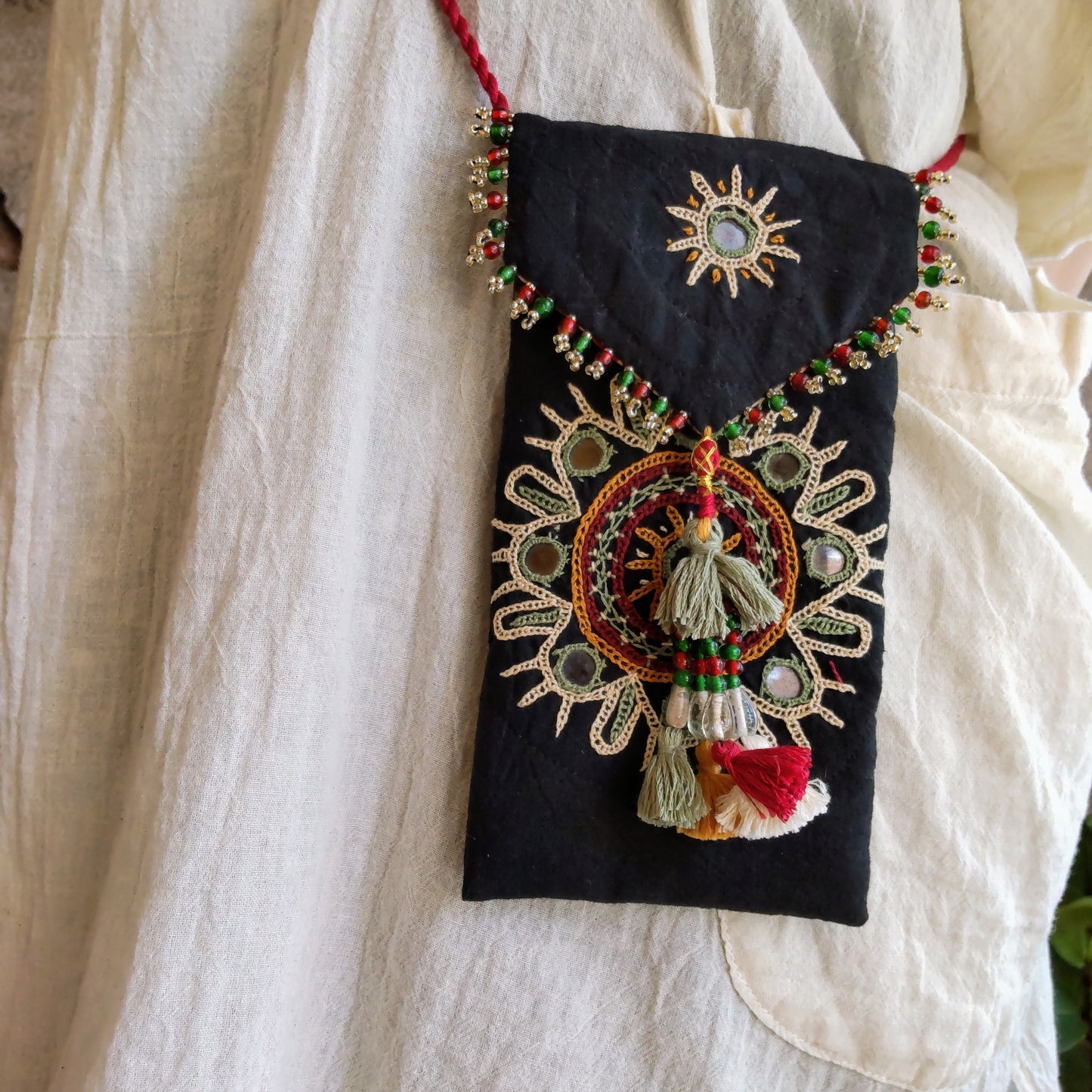 RP-112a ラバリ刺繍スマホポーチ