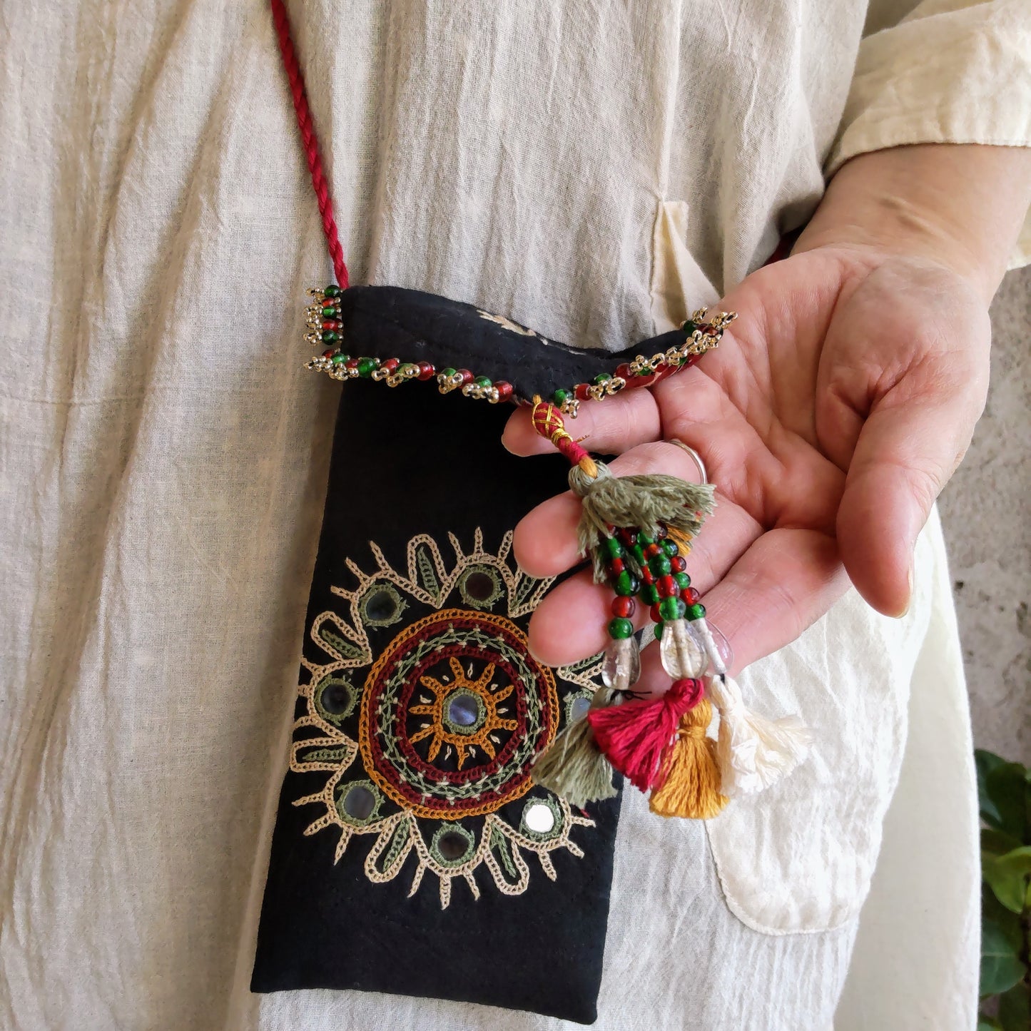 RP-112a ラバリ刺繍スマホポーチ