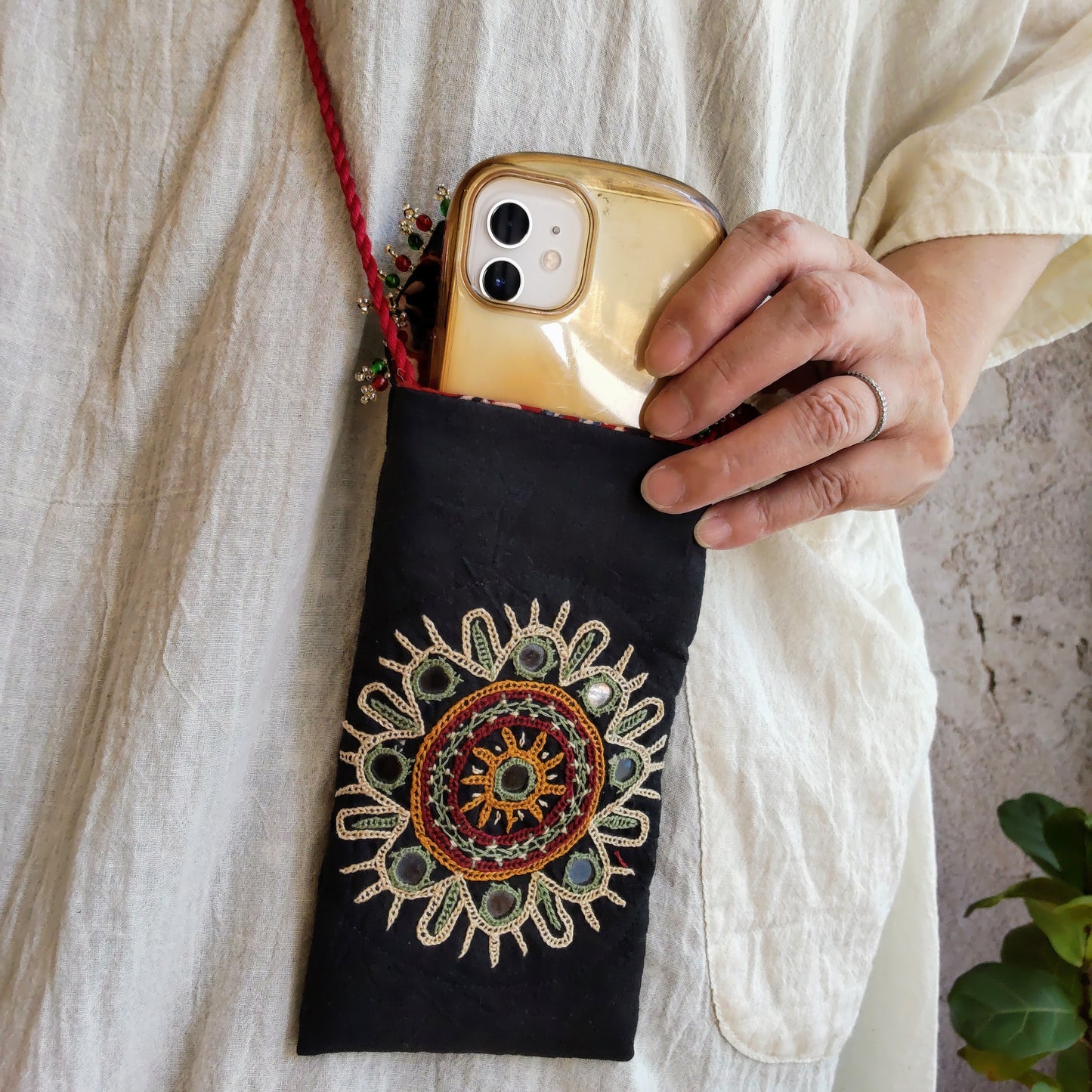 RP-112a ラバリ刺繍スマホポーチ