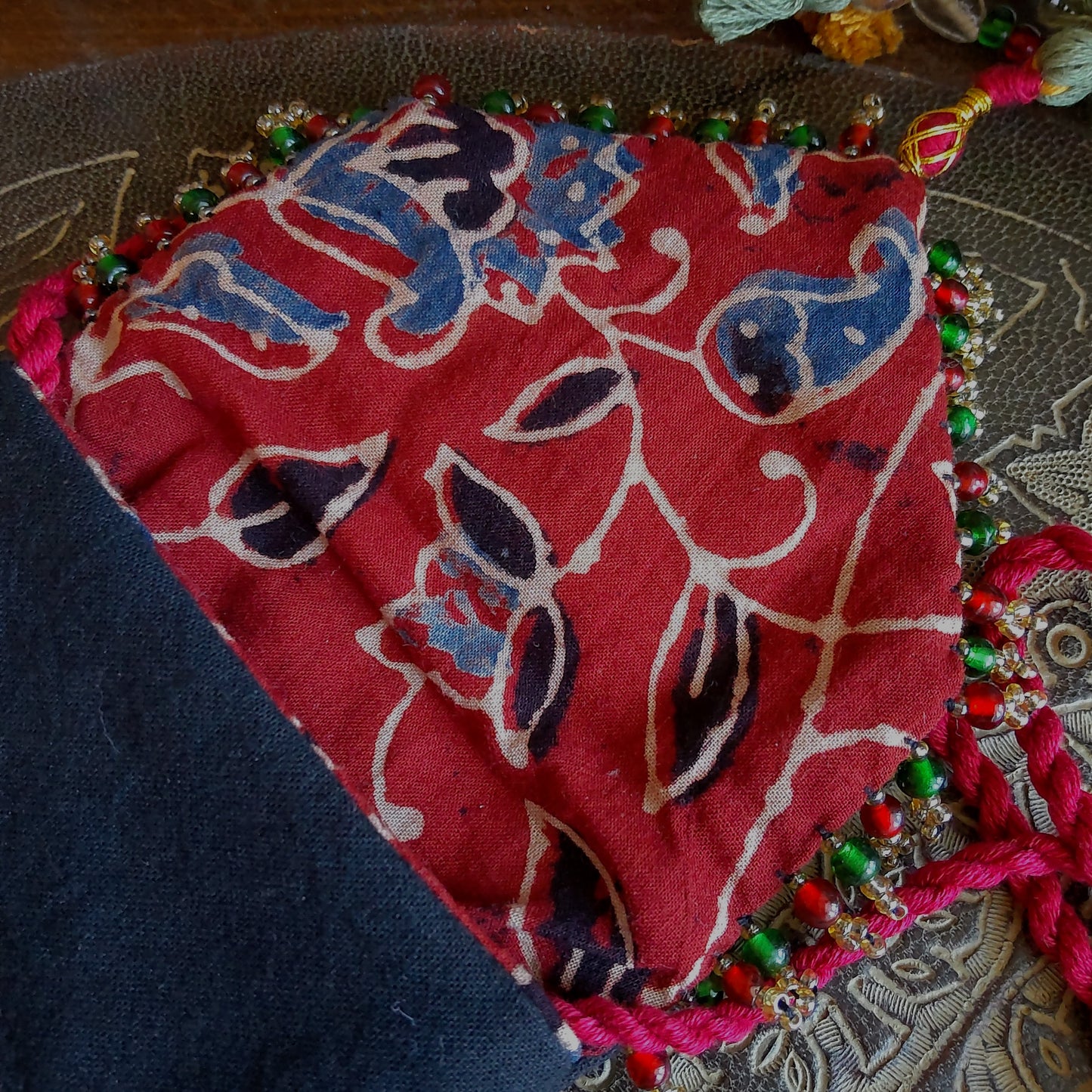 RP-112a ラバリ刺繍スマホポーチ